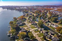 Charming 3-bedroom house on the Canal! Fireplace! Firepit! Pets Welcome! Macomb County 호텔