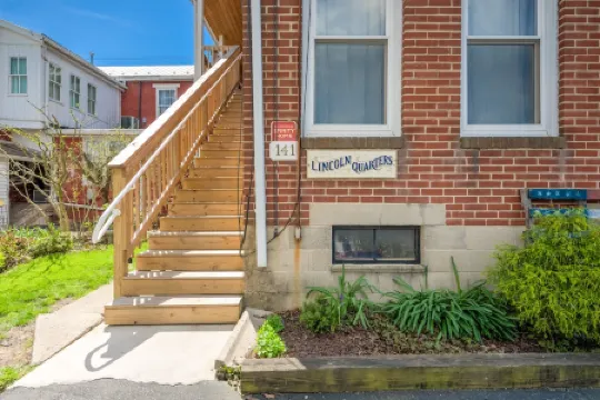 Lincoln Quarters, 2nd floor,  Only 2 blocks to the center of town.