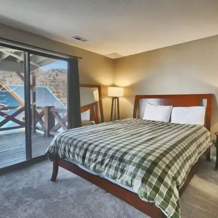 GREAT OLD TOWN LOCATION- SKI TO TOWN LIFT & STEPS TO MAIN ST!