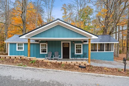 Beautiful cabin just seconds from Dale Hollow Lake!