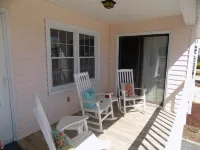 Wonderful location, mid-island! Short walk to beach, pier and island market.
