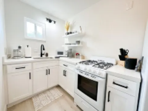 Updated 2-bedroom apartment near Kaiser & 1 mile from HWY 99