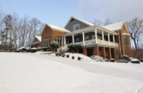 High-end large quiet home with amazing long-range views, close to Lake Chatuge