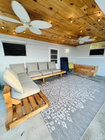 Riverside Oasis with Hot Tub! Отели рядом с достопримечательностью «Lavender Fields Day Spa»