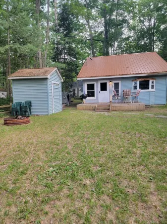 Cozy Cabin walking distance to BEAUTIFUL Higgins Lake!