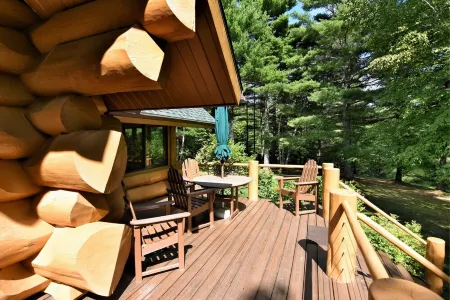 Secluded luxury log home in Wisconsin wilderness