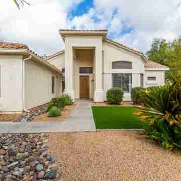 Edgemont Escape-  3 King Beds, Heated Pool*, Close to Spring Training, Hotel Exterior