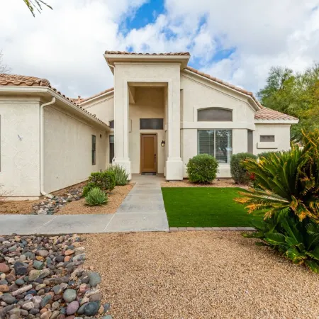 Edgemont Escape-  3 King Beds, Heated Pool*, Close to Spring Training,