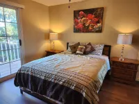 Charming 3-bedroom house with solar pool.WiFi and AC in delightful Fair Oaks