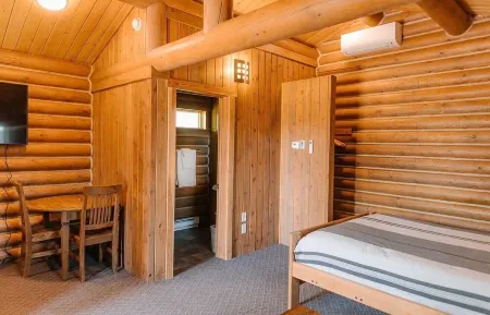 Grey Wolf Cabin #6 at Gallatin Canyon Cabins Отели в г. Gallatin Gateway