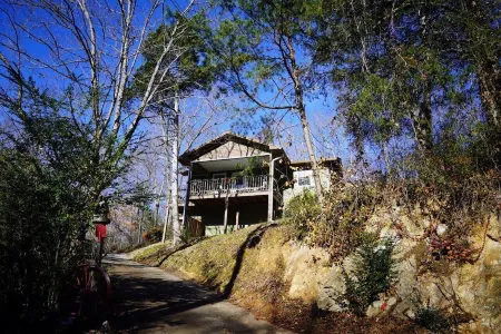 ★ Prime Location ★ Cozy Getaway ★