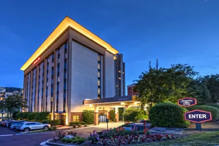 Hampton Inn Atlanta-Perimeter Center Отели рядом с достопримечательностью «Azalea Park Boardwalk, Roswell»