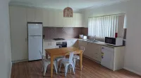 1 bedroom guesthouse near airport with private access and parking