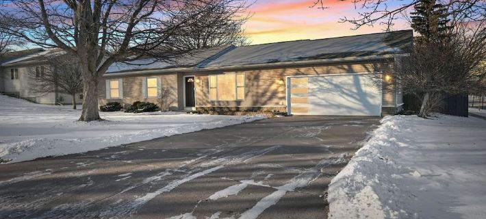 The Ultimate Playhouse: Heated Pool-Fireplace-Game Room-TheaterLounger-2Dogs OK Hotels in Marathon County