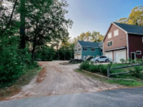 Family Friendly Newfound Lake Home, Sleeps 10, Pool Table, Kayaks & Paddleboards Hotels in Bristol