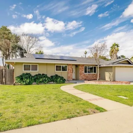 Yuba City Front Unit 5 beds 1 bath with Shared Pool, Laundry, Backyard