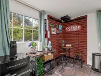 Hot Tub, King Bed, Coffee Bar - Walk to town!