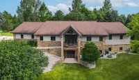 Quiet Spacious 5-Bedroom House or Crafting Retreat in Chilton, WI!