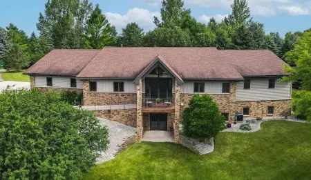 Quiet Spacious 5-Bedroom House or Crafting Retreat in Chilton, WI! Отели в г. Рантул