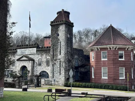 Barndominium on the Bourbon Trail - Hot Tub and Horses!  Dog and Horse friendly!