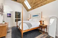 Hot Tub / Bunk Room / EV Charger / King Beds / 3,200 Sqft