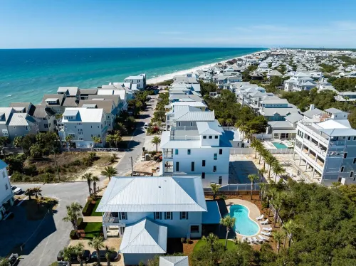 Private Pool Sleeps 18. 2Min Walk to Beach. Free Beach Set Ups Plenty of Beach!