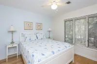 SeaGlass Kiawah – Stylish Cottage Steps from Beach, Pools & Golf