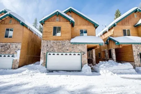 GG's Chalet - 6 Bedrooms, 4 Baths, movie theatre, jetted tub, and pool table! Отели в г. Фресно