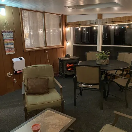 Beautiful Bi-level. Game room with pool table, 5 UHDTVs, WiFi. Central heat/air.