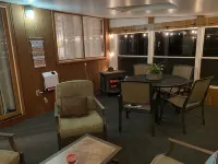 Beautiful Bi-level. Game room with pool table, 5 UHDTVs, WiFi. Central heat/air.