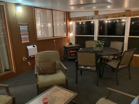 Beautiful Bi-level. Game room with pool table, 5 UHDTVs, WiFi. Central heat/air.