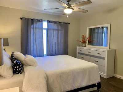 Contemporary 1 bed/bath luxury apt near the strip