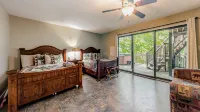4Br Mountain Retreat Sleeps 12 with Hot Tub Pet Friendly 10Min to Asheville