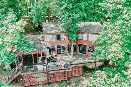 Contemporary waterfront house with private dock & kayaks! Отели в г. Кент