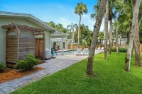 5 Min Walk - Golf Cart Included - Central Beach - House w Large Backyard & Pool