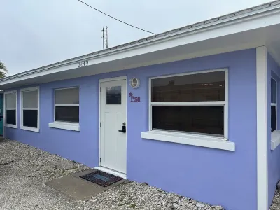 Cozy fishing cottage on canal in Matlacha - 2 bedrooms and large outdoor space