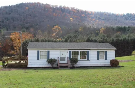 Lodge in the Pines near Wellsboro, Pa. Along Pine Creek. Hot Tub
