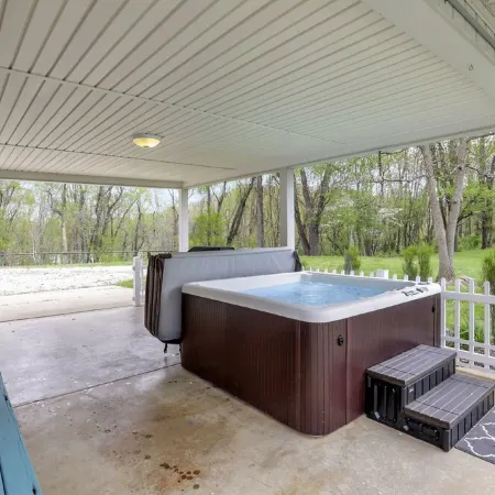 Secluded Lake Luxury. Free Kayaks, Canoe & Rowboat.
