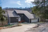 Large Lakefront Home On Beaver Lake - Sleeps 15