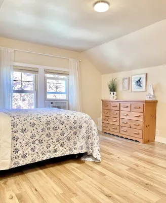 Cate's Place:  Charming home just minutes from Ice Age Trail & Neshotah Beach 투 리버스 파크스 앤드 레크리에이션 주변 호텔