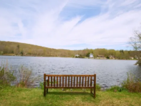 Log Cabin on A Lake with Private Dock & Beach! One Hour from NYC! No Pet Fees! Hotels in Kent