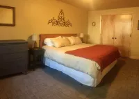 Western themed Cabin in Quiet neighborhood - 1 mile to Yellowstone Park!