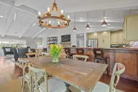 Secluded Lake Oconee 4 Bed/4 BA lakefront home w/ Private dock, 10 Min to Publix