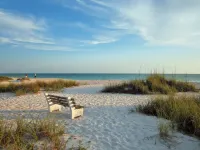 BEST LOCATION! NORTH END OF ANNA MARIA, FL STEPS TO BEACH & DINING - UPPER UNIT - شاطئ