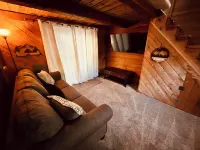 Charming 2-bedroom cottage in welcoming Houghton Lake with Hot Tub, AC, WiFi