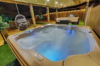 Lakefront House with Spa Tub - 10 mins to Airport