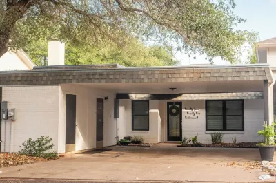 Perfect blend of style and serenity in this 3-br, 2-bath bungalow guest house. Hotel in zona Angelo State University