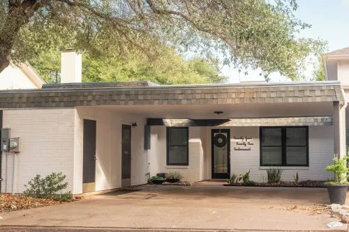 Perfect blend of style and serenity in this 3-br, 2-bath bungalow guest house.