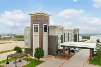 La Quinta Inn & Suites by Wyndham Denton - University Drive