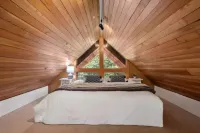 Private Cozy Creekside PNW Chalet w/ Wood Stove! 레드 스퀘어 주변 호텔